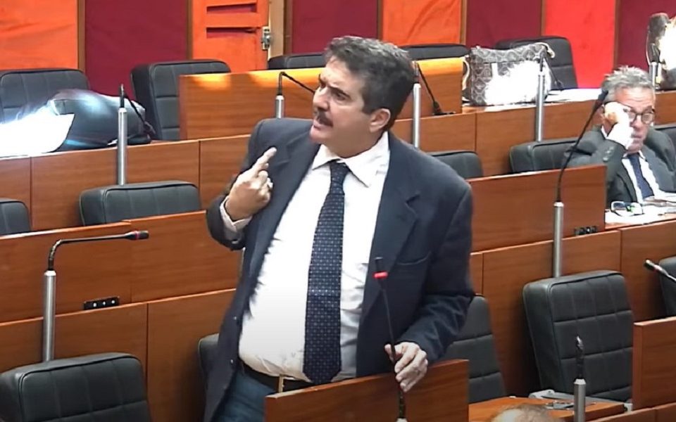 nino simeone in consiglio comunale durante una seduta