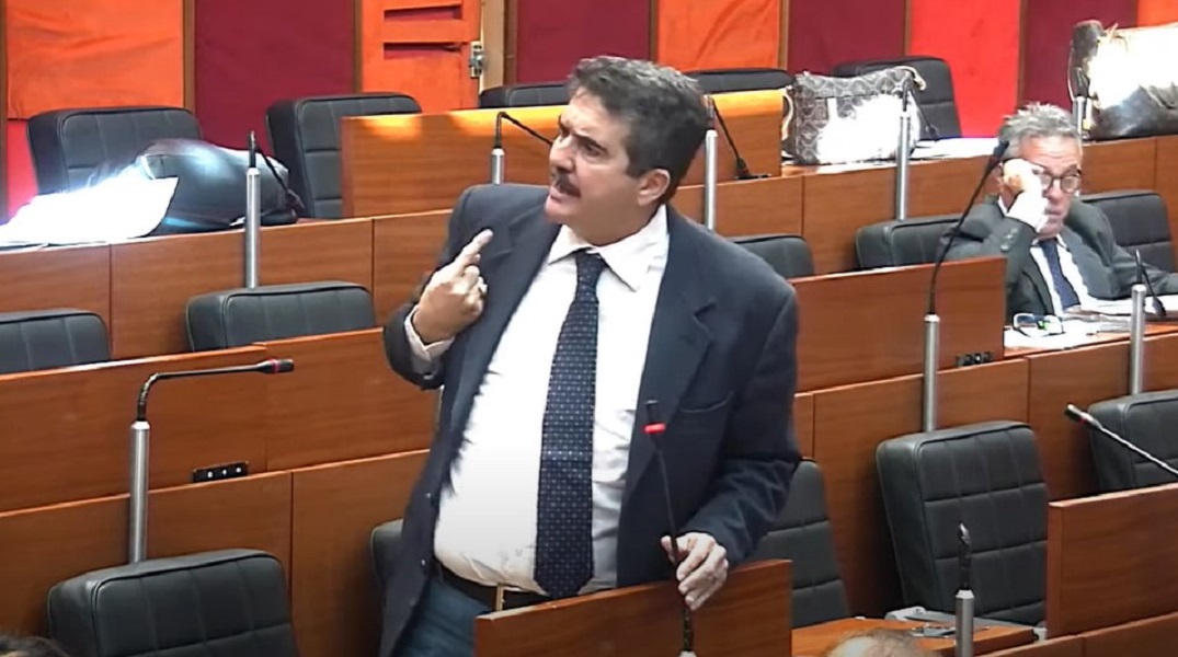 nino simeone in consiglio comunale durante una seduta